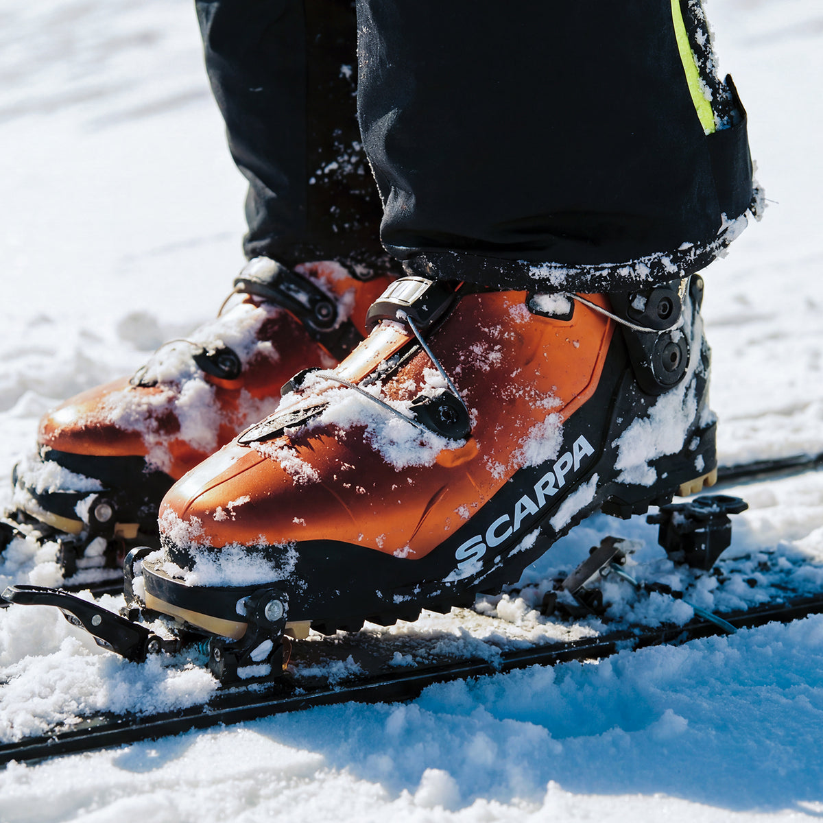 Scarpa F1 RS Scarpone Scialpinismo Uomo – Black Bronze, in azione 2
