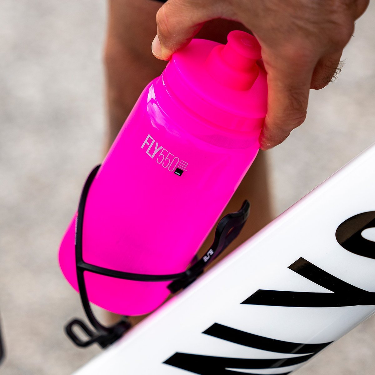 Elite Leggero Carbon Portaborraccia in Carbonio Black Matte – Black Matte, in uso 2