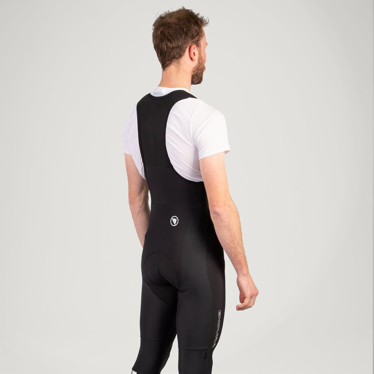 Endura FS260 Thermo II Calzamaglia con Bretelle Uomo – Black, indossata retro