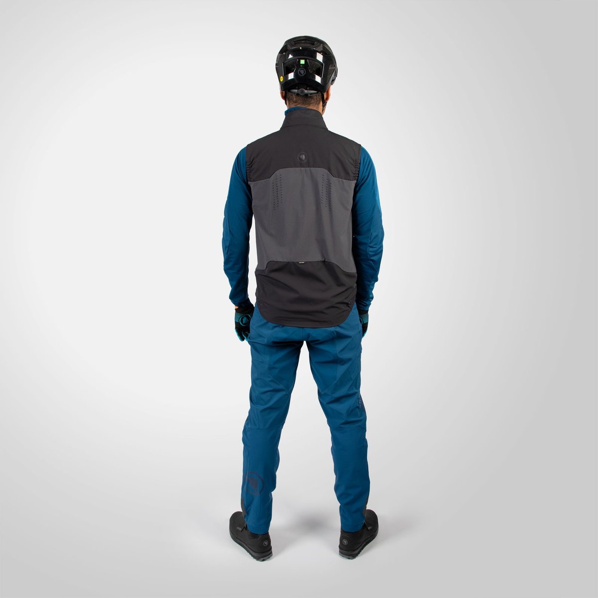 Endura MT500 Spray Gilet MTB Uomo – Black, indossato retro