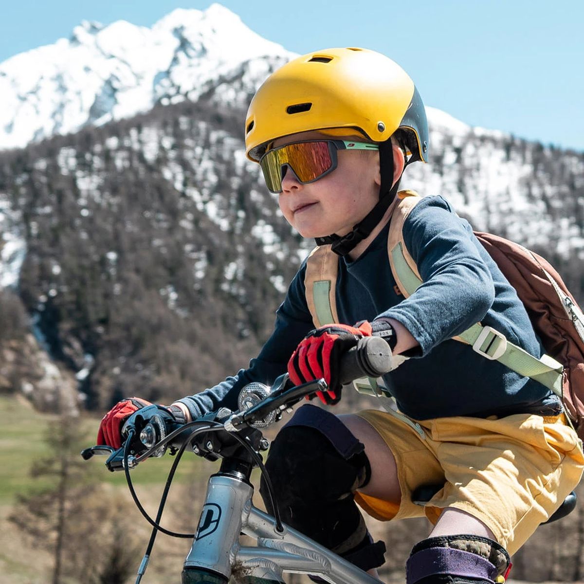 Julbo Fury Junior Occhiali da Sole Bambino 7-12 anni Spectron 3 – Grigio/Verde Menta, indossato