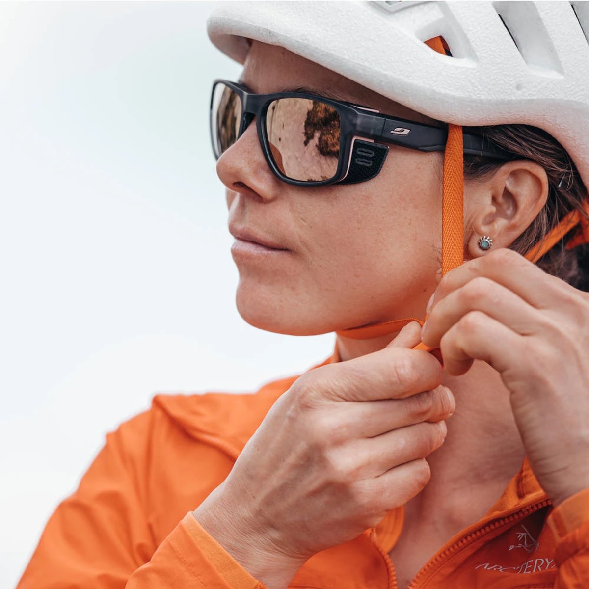 Julbo Shield M Occhiali da Sole Unisex Spectron 3 – Grigio/Rosa, indossato