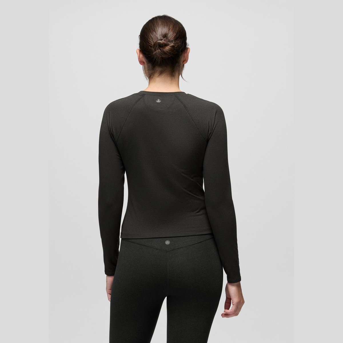 Prana Heavana Maglia Maniche Lunghe Donna – Black Heather, indossato retro