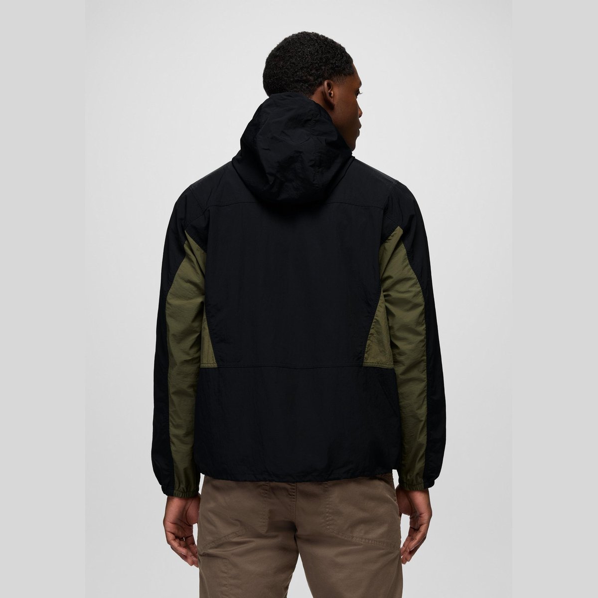Prana Heritage Wind Anorak Giacca Antivento Uomo – Cargo Green, indossato retro