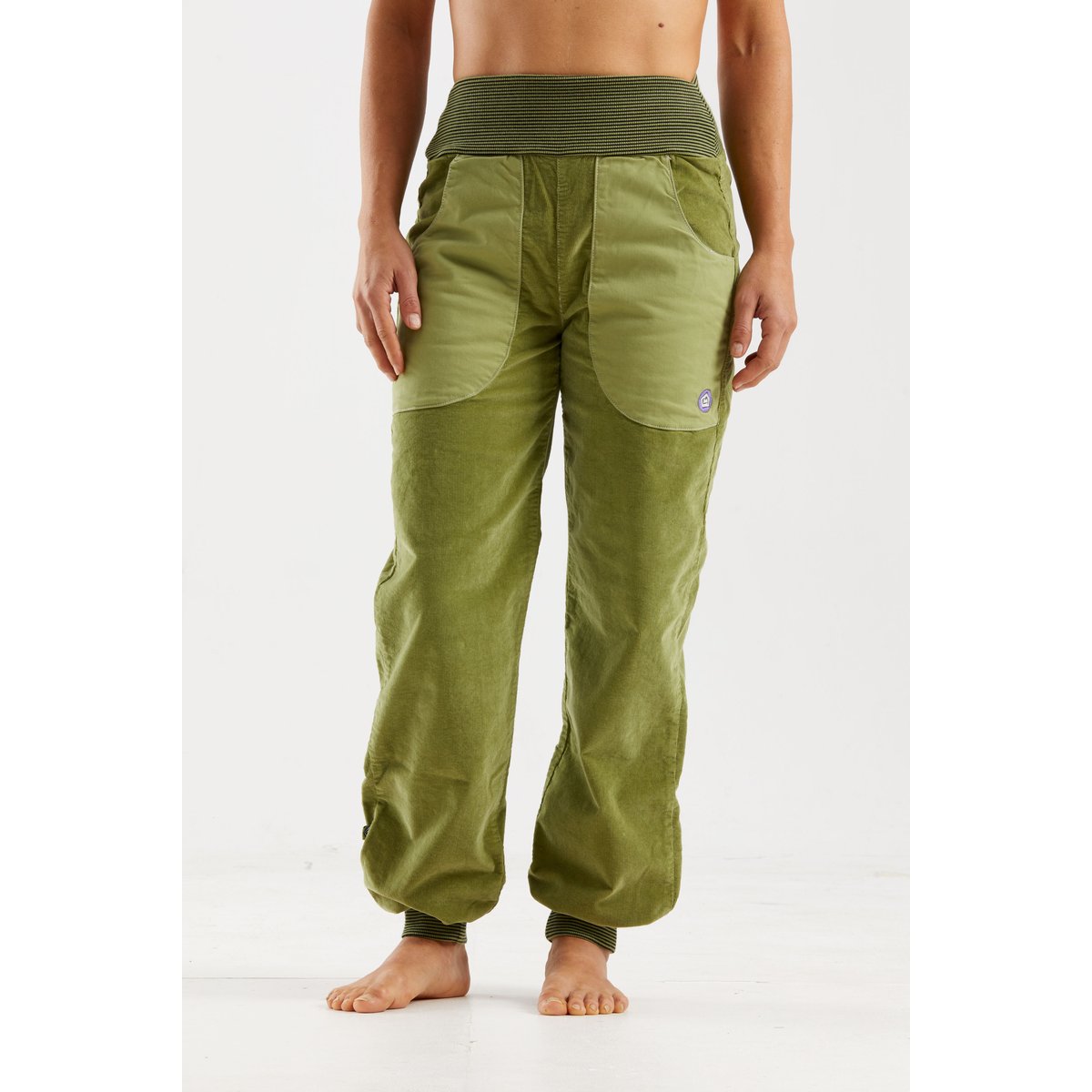 E9 Iuppi Pantaloni Donna – Cumino, indossato davanti