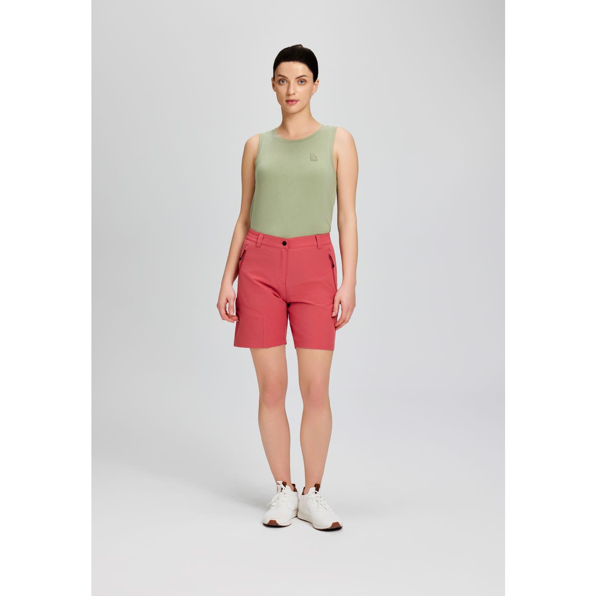 Icepeak Beaufort Pantaloncini Donna – Beta Red, indossato fronte