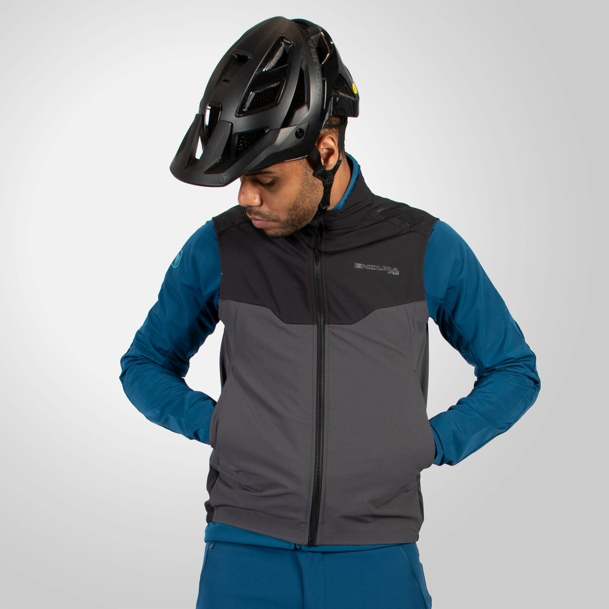 Endura MT500 Spray Gilet MTB Uomo – Black, indossato frontale