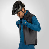 Endura MT500 Spray Gilet MTB Uomo – Black, indossato laterale
