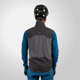 Endura MT500 Spray Gilet MTB Uomo – Black, indossato retro 2
