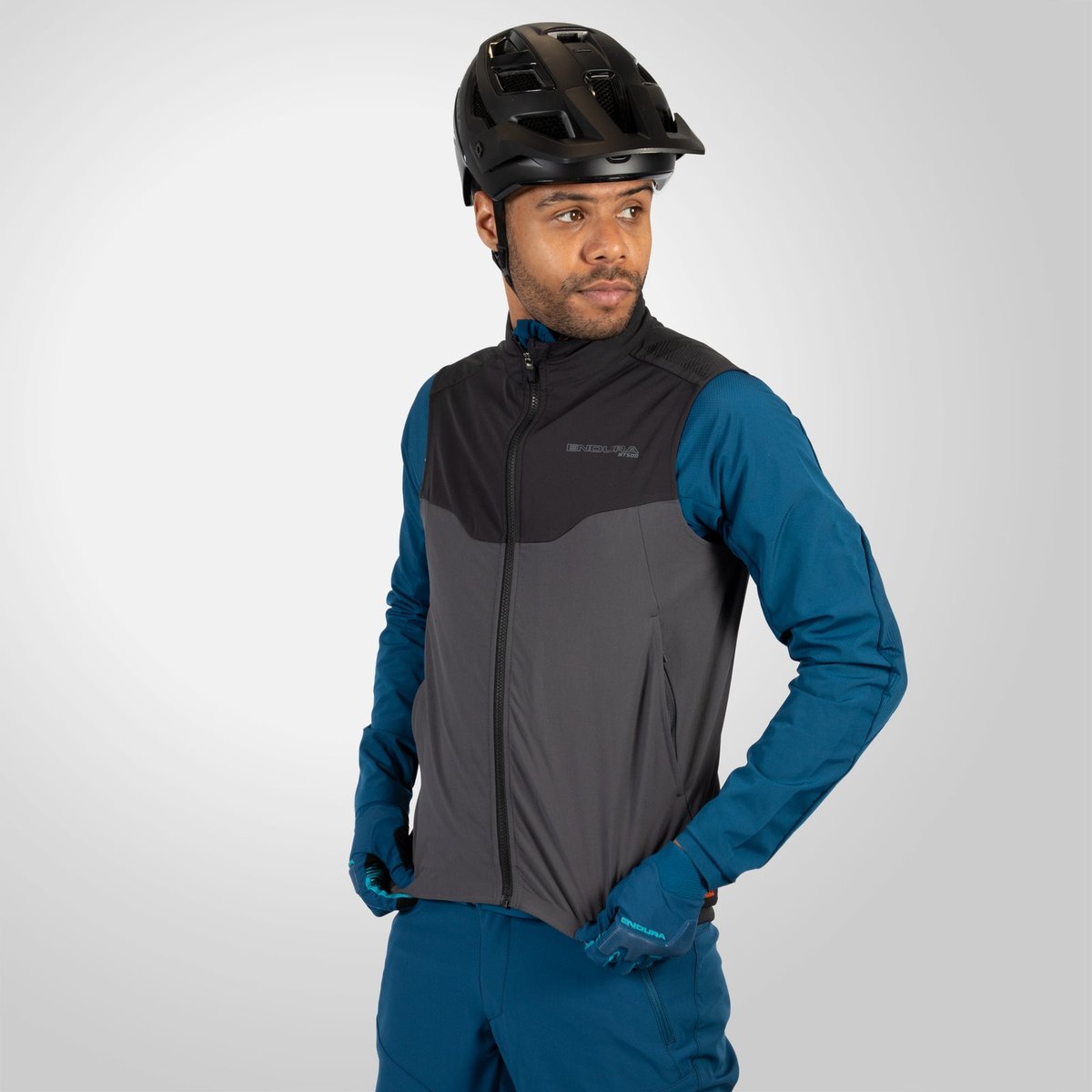 Endura MT500 Spray Gilet MTB Uomo – Black, indossato frontale 2