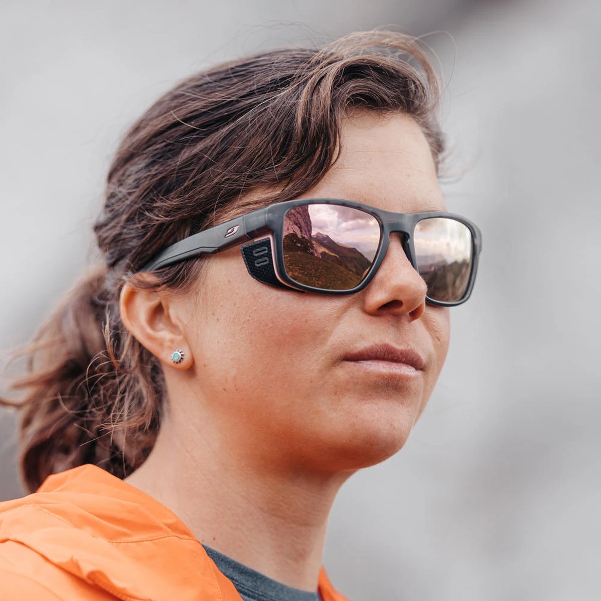 Julbo Shield M Occhiali da Sole Unisex Spectron 3 – Grigio/Rosa, indossato