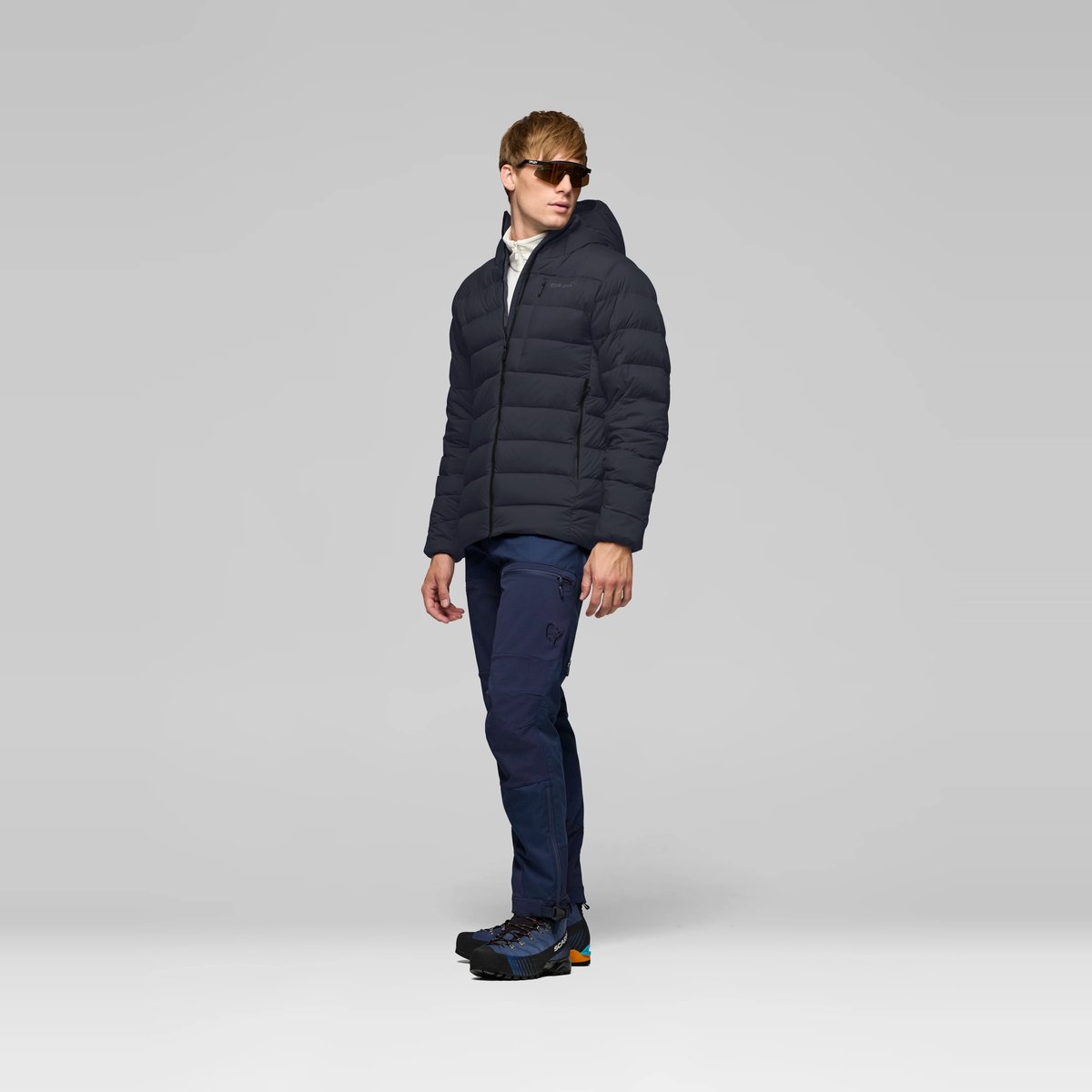 Norrøna Femund Down700 Zip Hood Piumino Uomo – Caviar Black, dettaglio 6