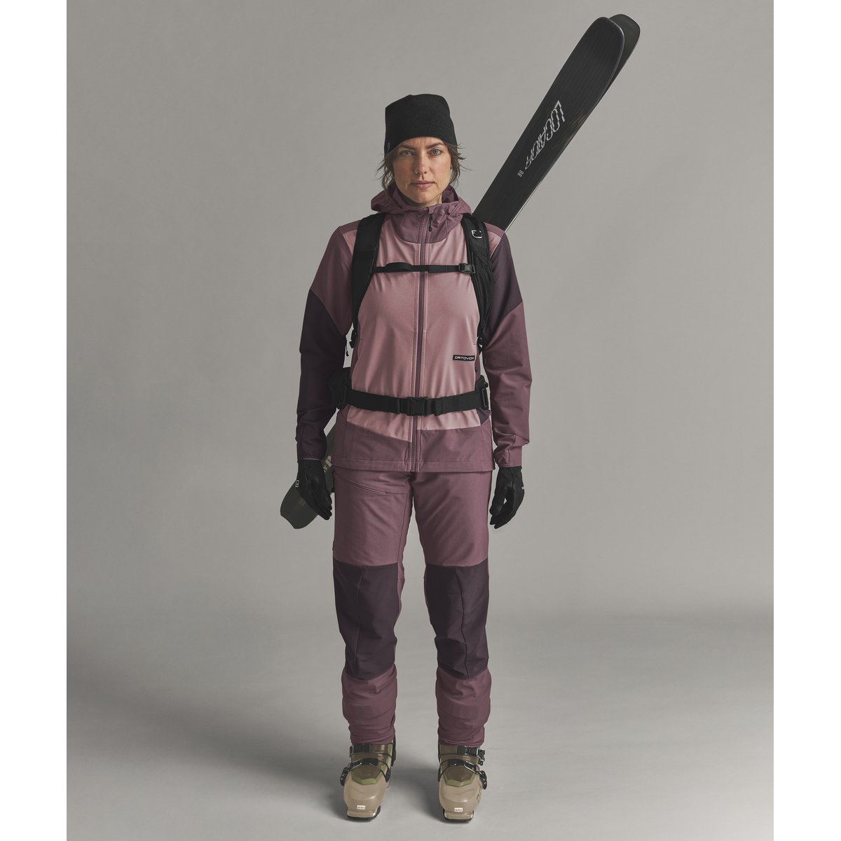 Ortovox Venet Tour 28 S Zaino Scialpinismo – Black Raven, indossato laterale