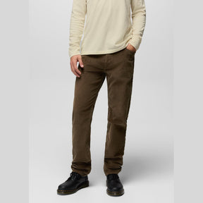 Prana Cliffstone Pantaloni Velluto Uomo – Dark Roast, indossato frontale