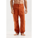 E9 Blat2 Pantaloni Uomo – Carrot, indossato davanti