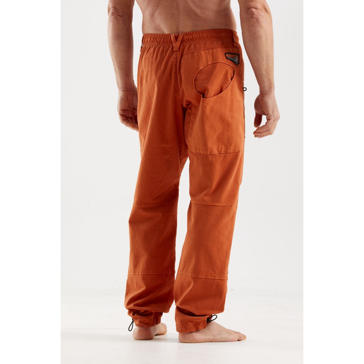 E9 Blat2 Pantaloni Uomo – Carrot, indossato retro