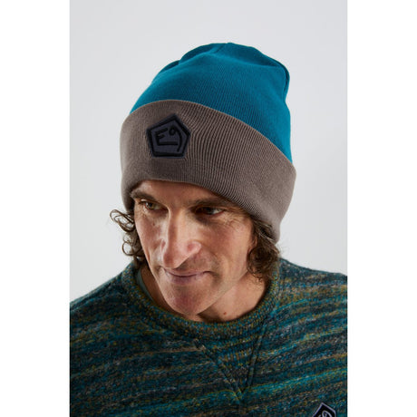 E9 D Berretto a Coste Unisex – Sapphire, indossato 2