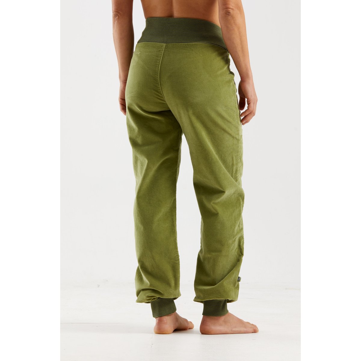 E9 Iuppi Pantaloni Donna – Cumino, indossato