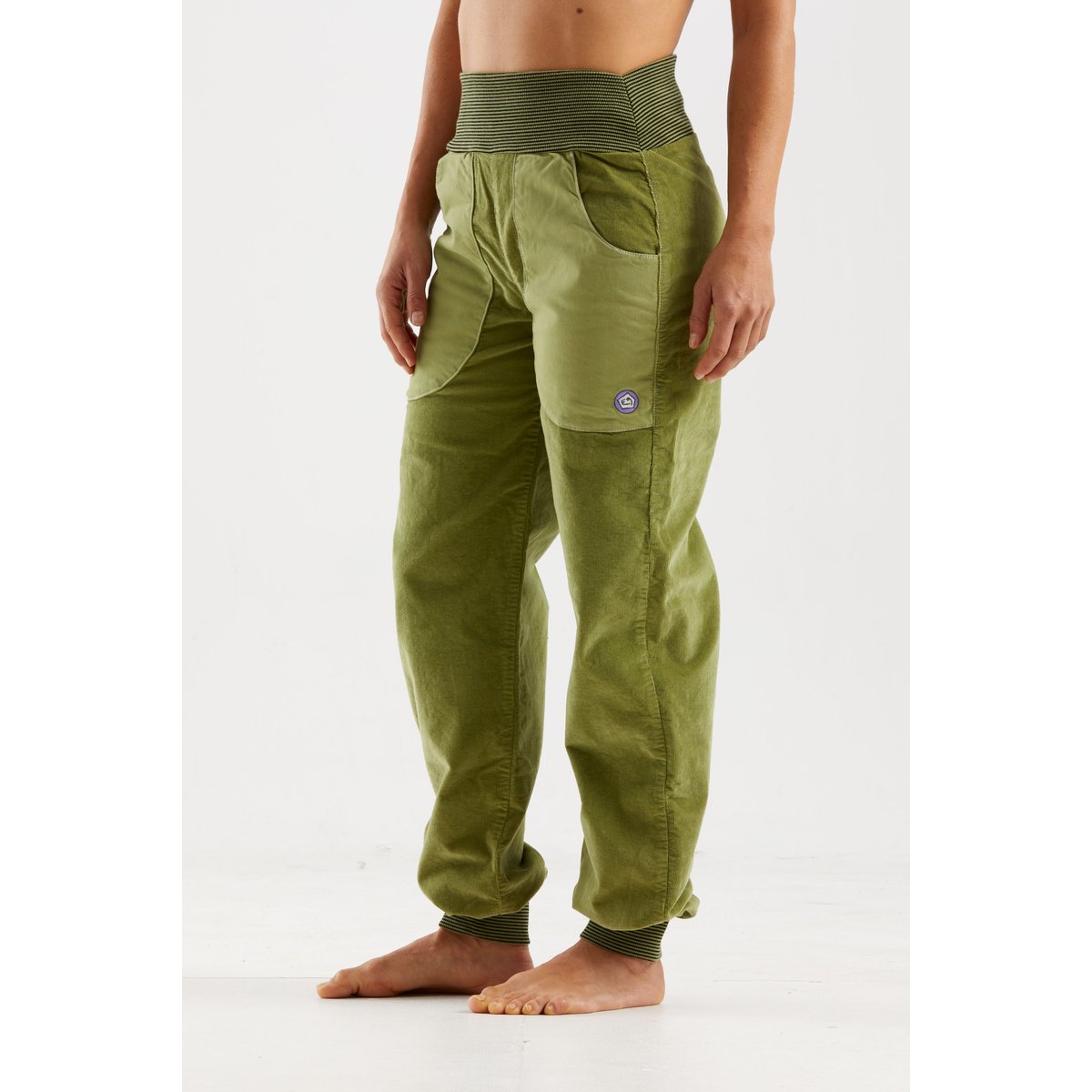E9 Iuppi Pantaloni Donna – Cumino, indossato