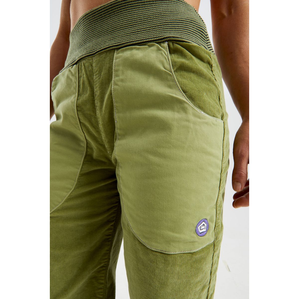 E9 Iuppi Pantaloni Donna – Cumino, indossato