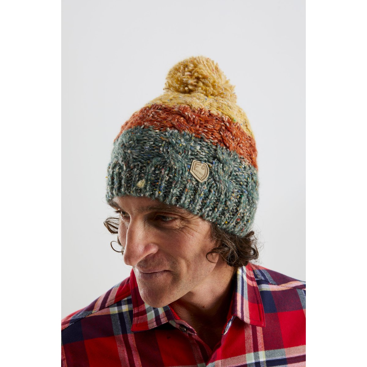 E9 Skevin Berretto con Pompon – Green, indossato davanti
