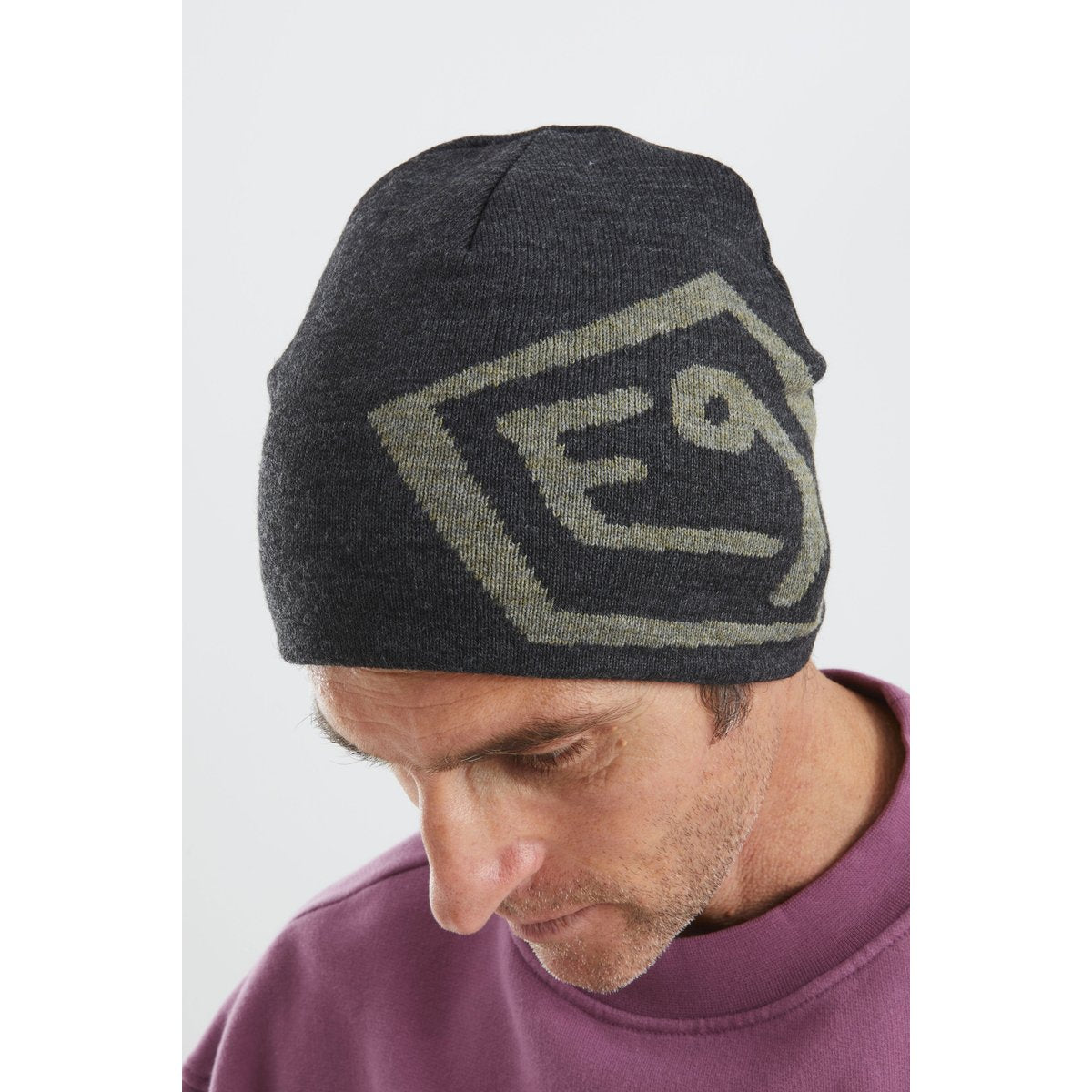 E9 T Berretto – Dark Grey, indossato davanti