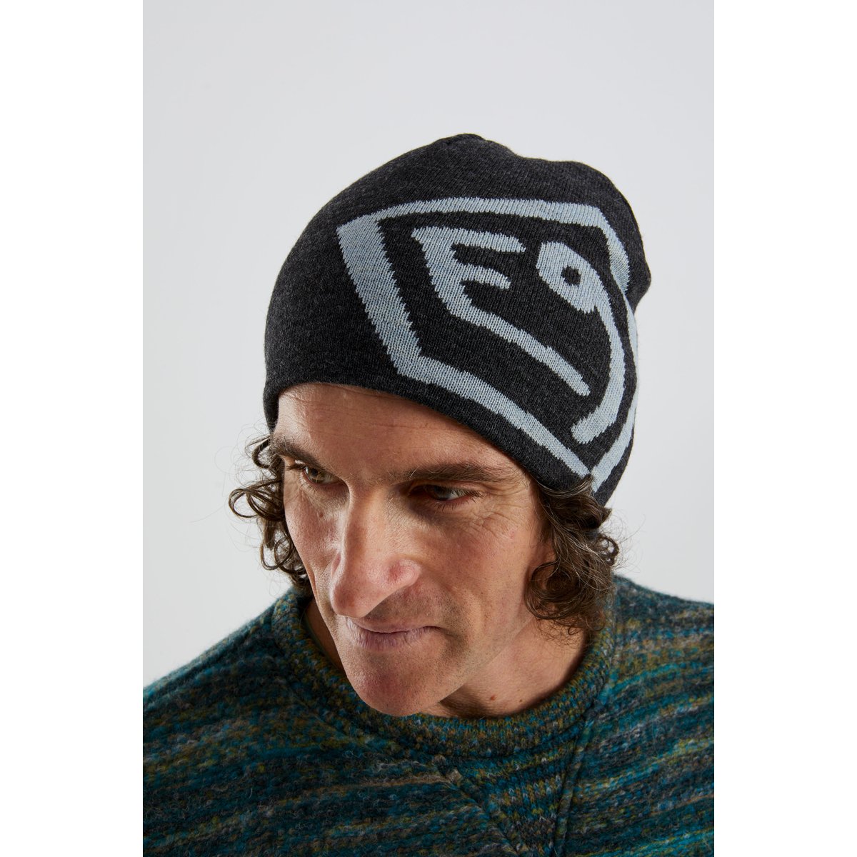 E9 T Berretto – Dark Grey, indossato